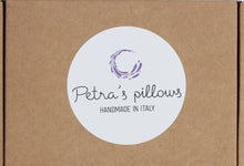 Načíst obrázek do prohlížeče Galerie, Cuscino benessere 30x40 fantasia viola LIMITED EDITION - Petra's Pillows