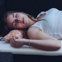 Načíst obrázek do prohlížeče Galerie, Cuscino naturale per la cervicale con laccio - fantasia LIMITED EDITION