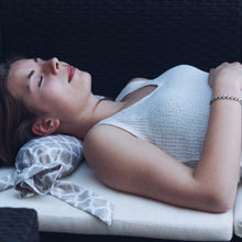 Načíst obrázek do prohlížeče Galerie, Cuscino naturale per la cervicale con laccio - fantasia LIMITED EDITION